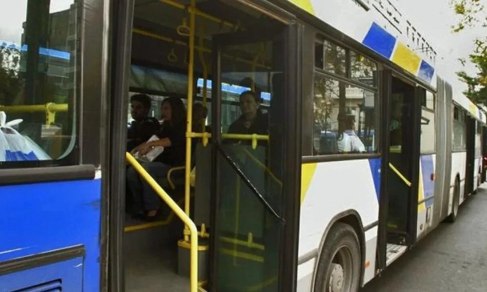 Αρτέμιδα: Άνδρας έσπασε τα τζάμια λεωφορείου και φώναζε «θα σας σκοτώσω όλους»